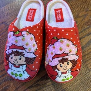 Strawberry Shortcake World Red Slippers Size 6 NWOT Retro Cozy House Shoes
